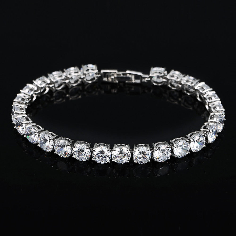 Silbernes Tennisarmband mit klaren Zirkonia-Steinen, eleganter Schmuck für Damen.