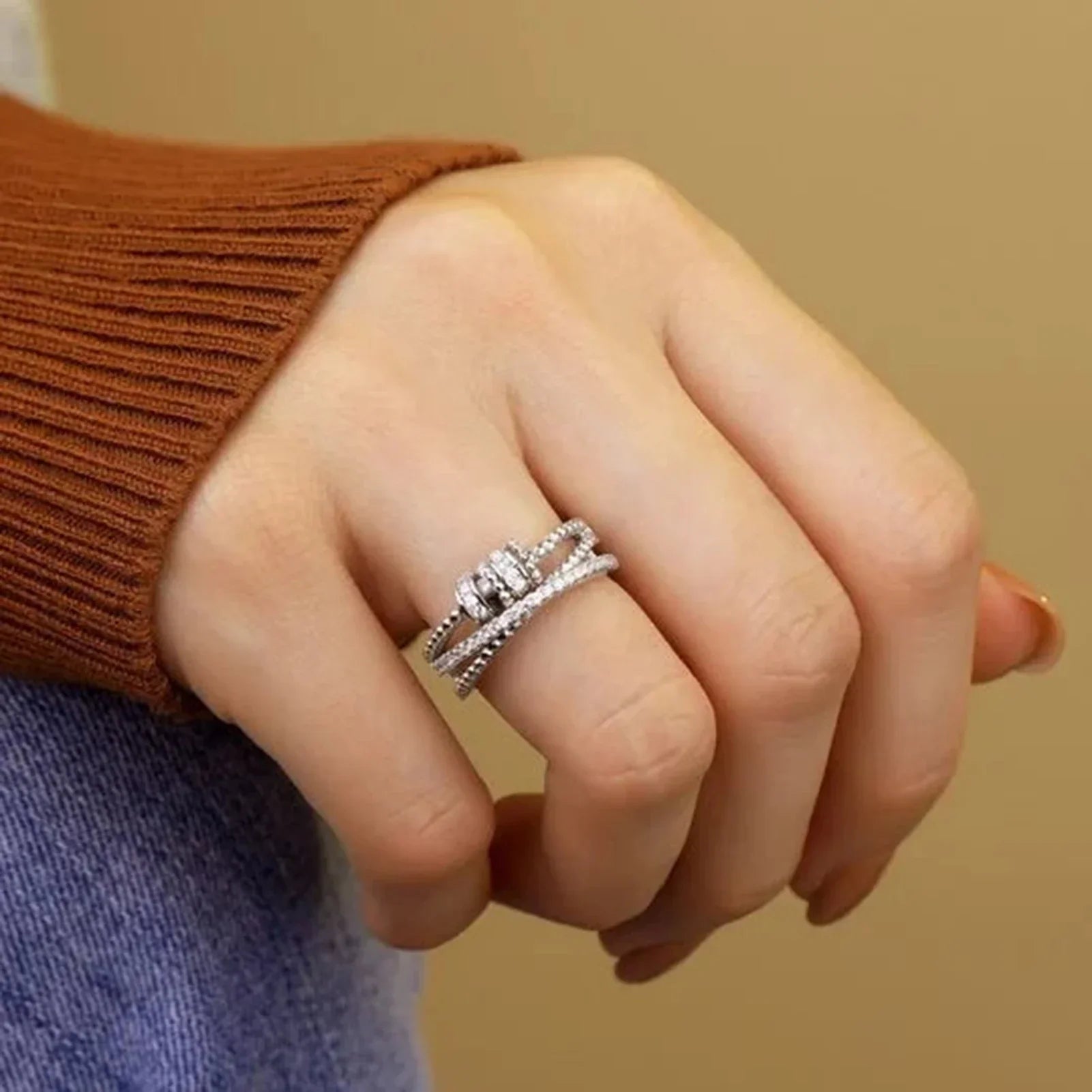 Silberner Verlobungsring mit Diamanten auf Hand, elegantes Schmuckdesign, Nahaufnahme.