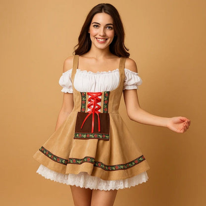 Leende kvinna i beige dirndl med rött snörband, brunt förkläde, blommigt bandverk och vit spetsunderkjol som syns under kjolen. 3