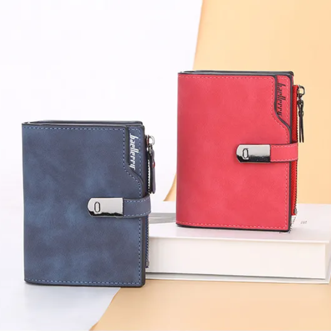 Zwei magnetische Kurzgeldbörsen, blau und rot, mit Schnalle, aus Leder, auf weißem Hintergrund.
