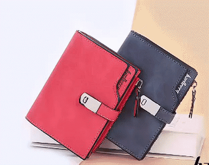 Rote und blaue Geldbörse mit Magnetverschluss, Leder, kompakt, stilvoll, Damenaccessoire.