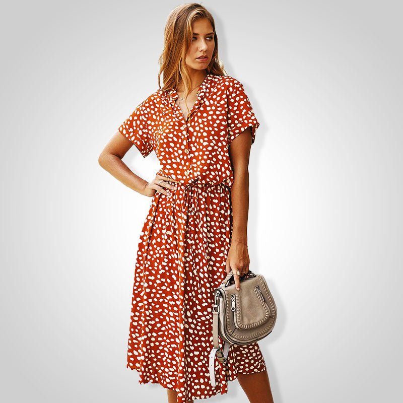 Frau in rotem gepunktetem Kleid mit grauer Handtasche, Sommermode, Damenbekleidung.