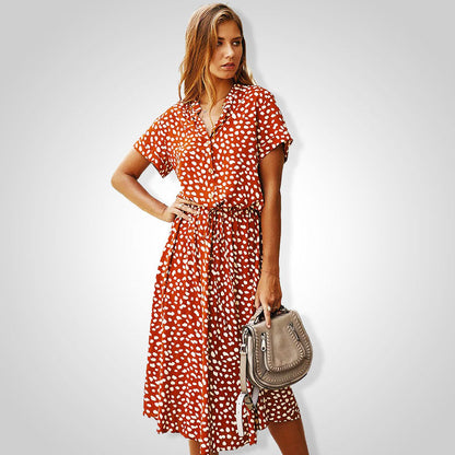 Frau in rotem gepunktetem Kleid mit grauer Handtasche, Sommermode, Damenbekleidung.