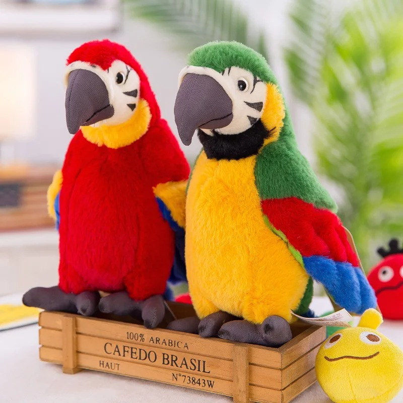 Zwei bunte Papageien-Plüschtiere, rot und gelb-grün, auf Holzkiste im Wohnzimmer.