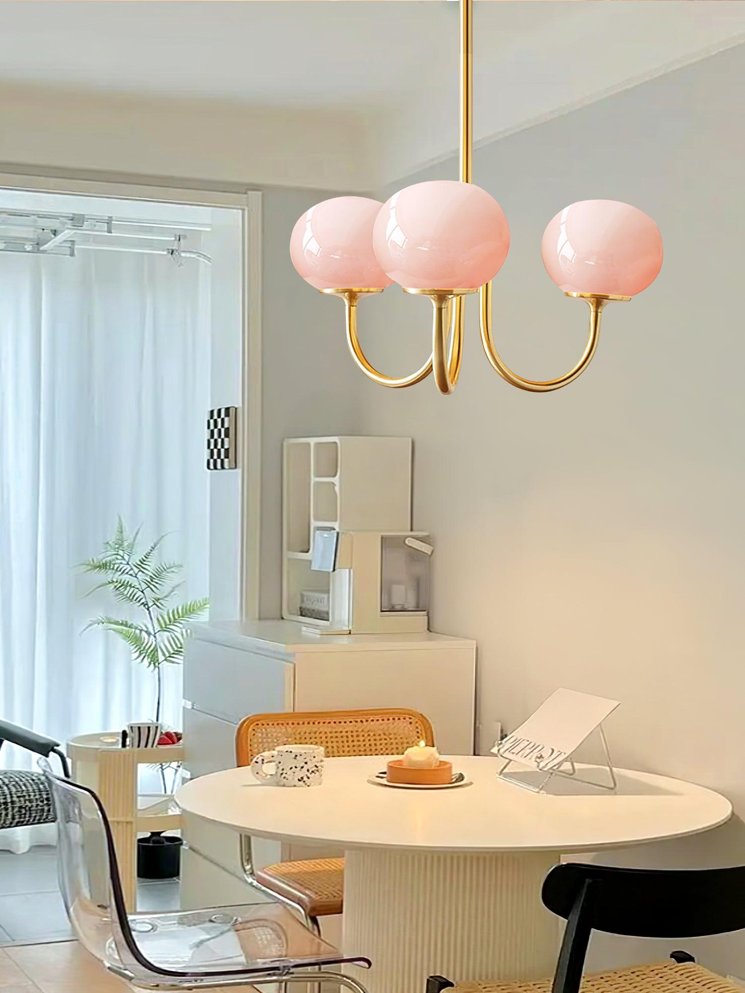 Rosa Kronleuchter aus Glas, goldene Halterung, moderne Esszimmerbeleuchtung, skandinavisches Design.