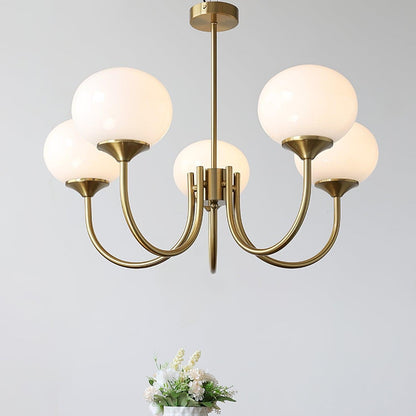 Goldene Kronleuchter mit fünf weißen Glaskugeln, modernes Design, Wohnzimmerbeleuchtung.