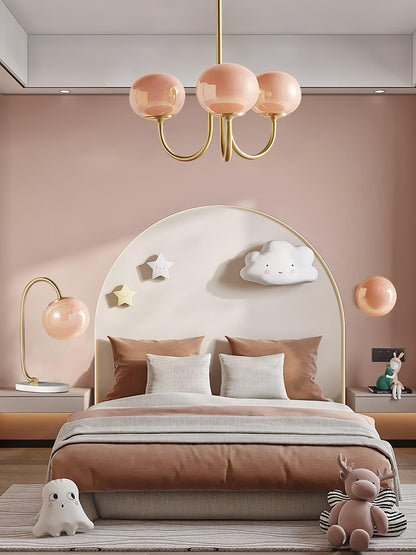 Rosa Kronleuchter im Kinderzimmer, modernes Design, goldene Akzente, verspielte Dekoration.
