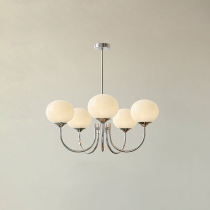 Moderne Kronleuchter mit fünf weißen Glaskugeln, verchromtes Gestell, elegantes Design.