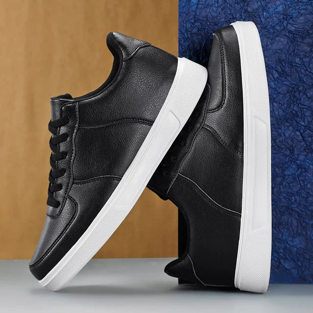 Schwarze Leder-Sneaker für Herren, leicht, mit weißer Sohle, modisch und bequem.