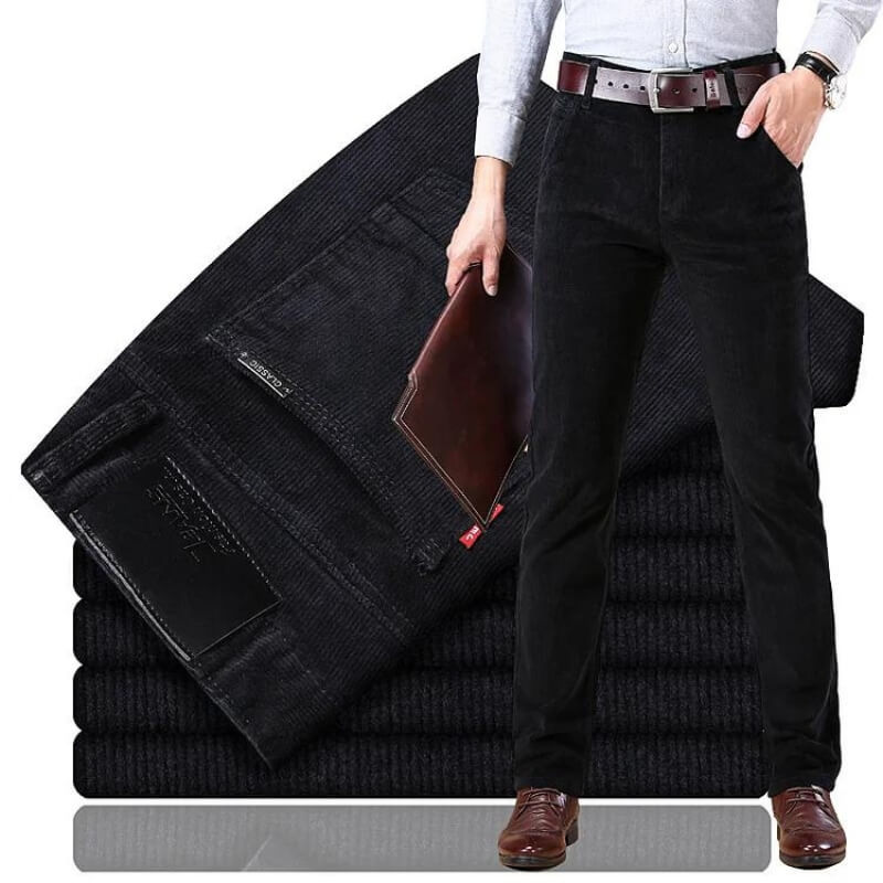 Mann in schwarzer Cordhose, elegant, mit braunem Gürtel und Schuhen, hält braune Mappe.