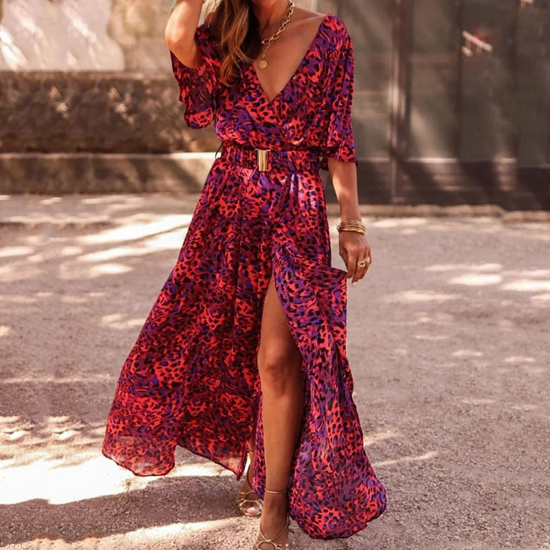 Frau in rotem Maxi-Wickelkleid mit Leopardenmuster, Sommermode, elegantes Design.