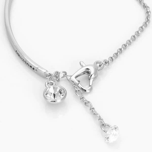 Silberarmband mit Herzverschluss und Kristallanhänger, eleganter Schmuck für Damen.