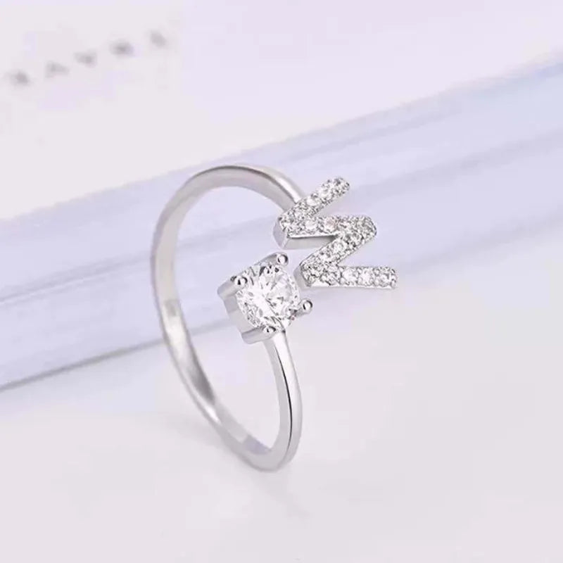 Silberner Ring mit Zirkonia-Steinen, Buchstaben-Design, eleganter Schmuck, Damenmode.