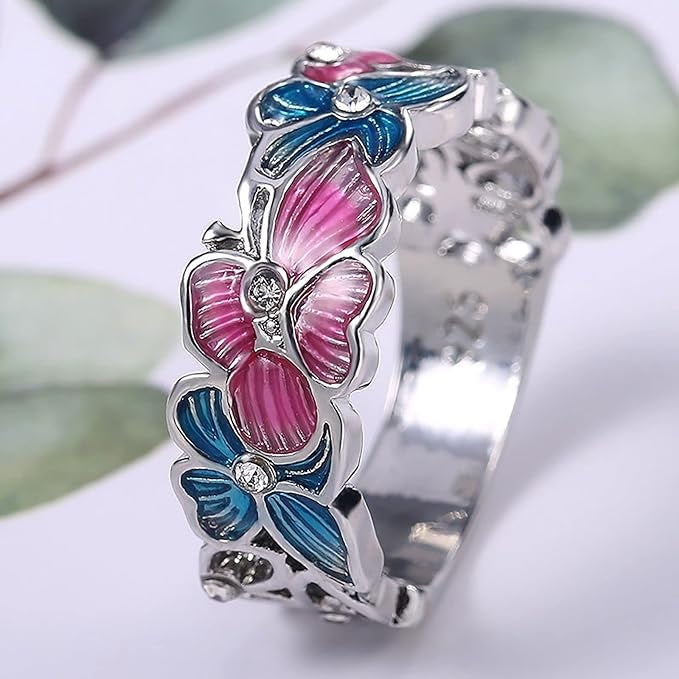 Silberring mit rosa und blauen Schmetterlingen, Kristallakzenten, elegantes Schmuckdesign.