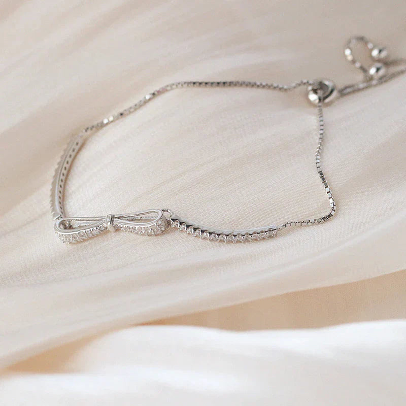 Silbernes Armband mit Schleifen-Design, zierlich, Damen-Schmuck, elegantes Accessoire.