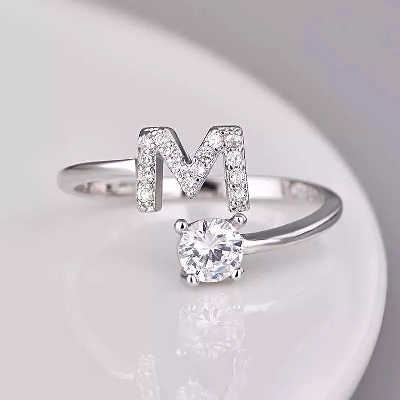 Silberner Ring mit Buchstabe M und Zirkonia, personalisierter Schmuck, Geschenkidee.