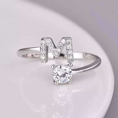 Silberner Ring mit Buchstabe M und Zirkonia, personalisierter Schmuck, Geschenkidee.