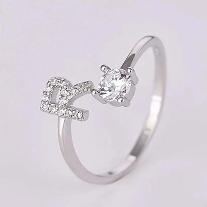 Silberner Verlobungsring mit Diamant und Herzdesign, eleganter Schmuck für Damen.