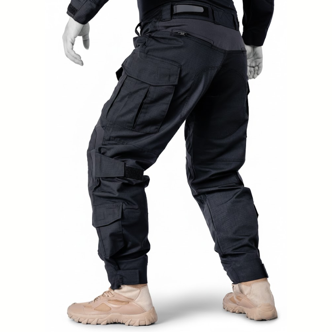 Svarta byxor bakifrån och från sidan på en modell, med bakfickor, lårficka, knäflik och kardborrmudd vid anklarna. 8