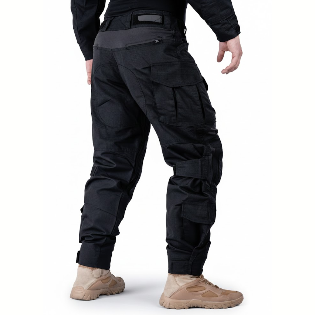 Svarta byxor bakifrån i sned vinkel på modell, med dragkedjefickor och förstärkta partier över sätet och baksidan av benen. 9