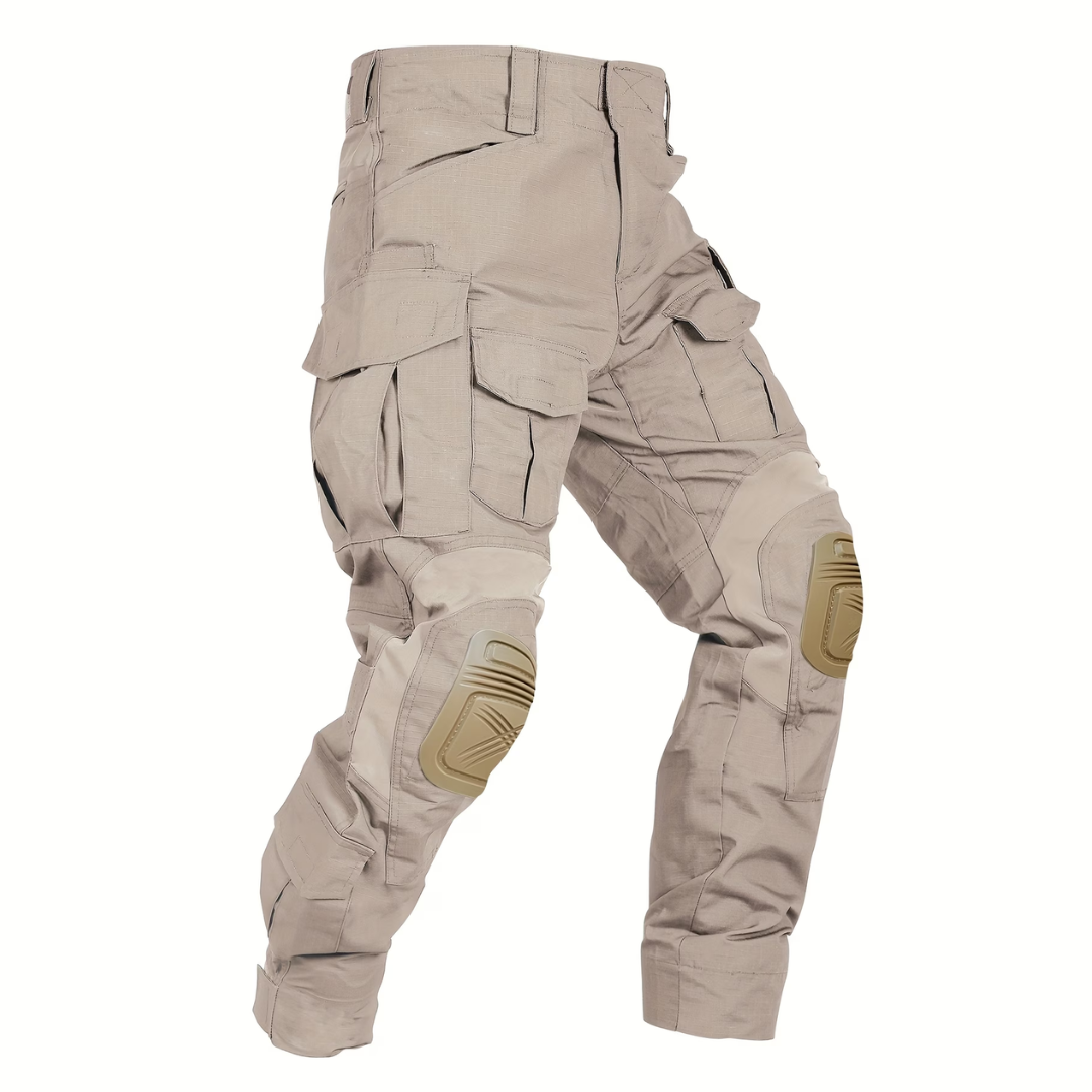 Beige cargobyxor sedda snett framifrån mot vit bakgrund, med flera fickor och knäskydd i matchande sandfärg. 11