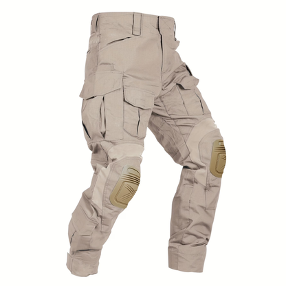 Beige cargobyxor sedda snett framifrån mot vit bakgrund, med flera fickor och knäskydd i matchande sandfärg. 11