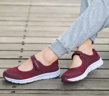 Bordeauxrote Mesh-Sneaker, atmungsaktiv, bequem, Damen, mit Klettverschluss, auf Holzsteg.