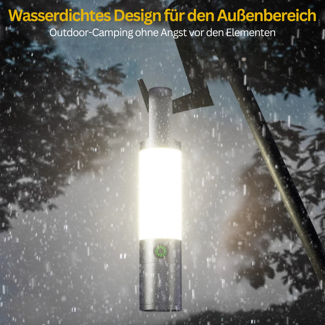 Wasserdichte LED-Campinglampe, silber, leuchtend im Regen, ideal für Outdoor-Aktivitäten.
