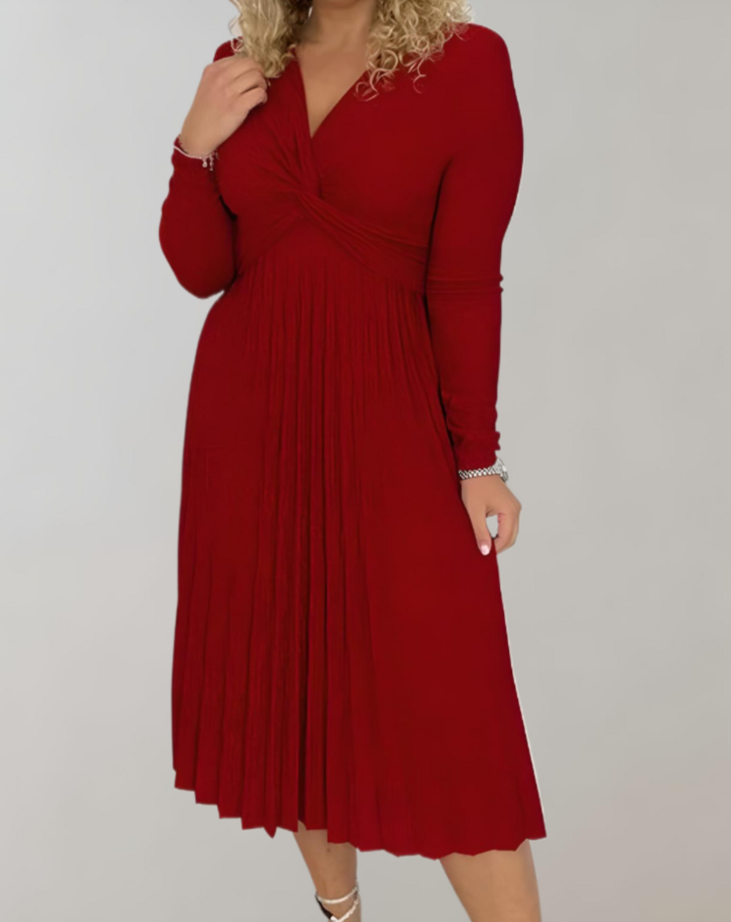 Rotes Damenkleid, langärmelig, plissiert, knielang, elegantes Design, Abendmode.