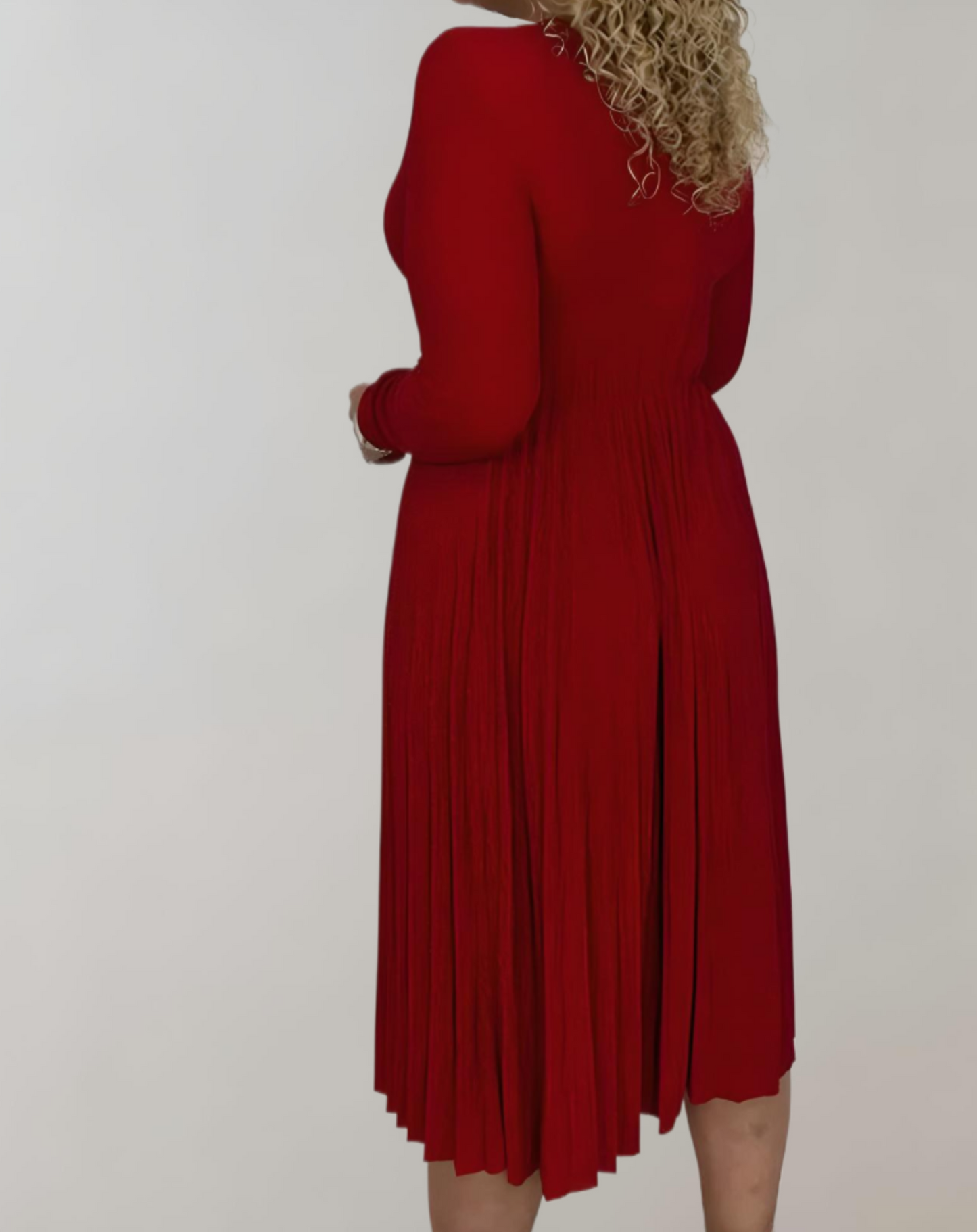 Rotes langärmeliges Plisseekleid, Damenmode, elegantes Design, knielang, Rückansicht.