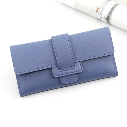 Blaue minimalistische Leder-Geldbörse, lang, elegant, für Damen, auf weißem Hintergrund.