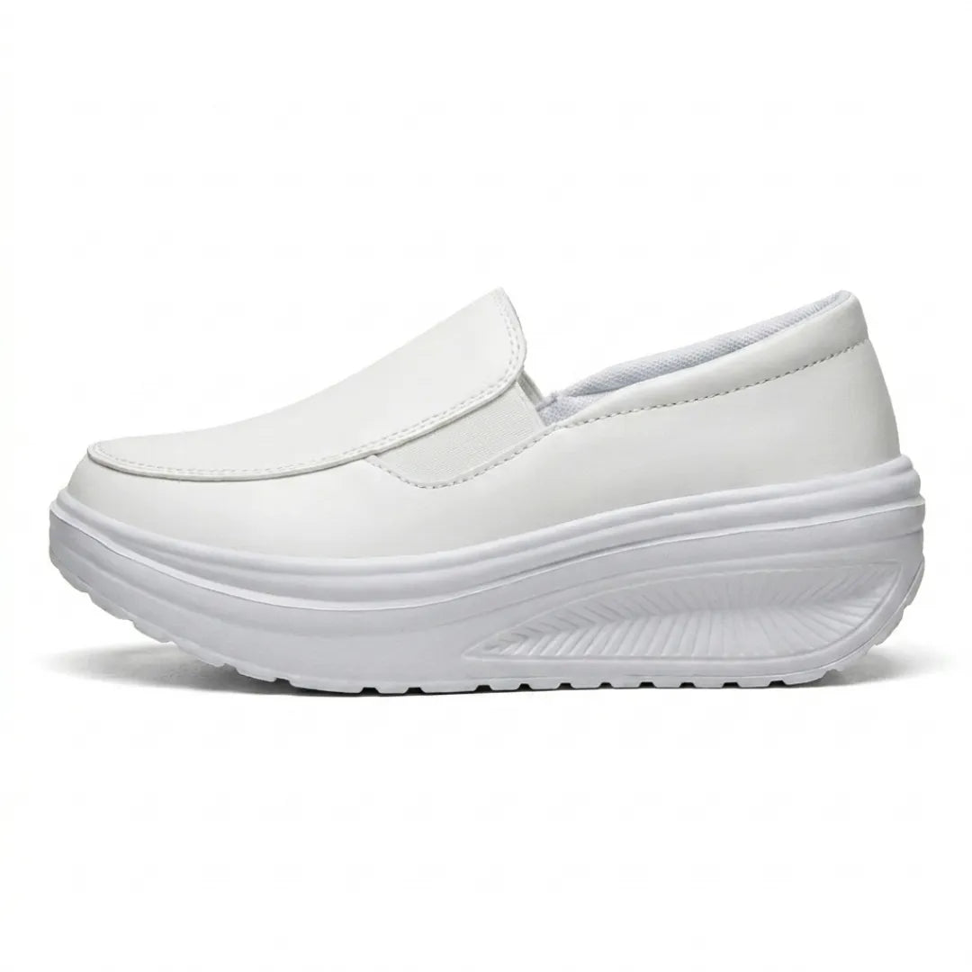 Vit instegssko med elastiskt sidoparti och tjock kilsula, sedd från sidan 10