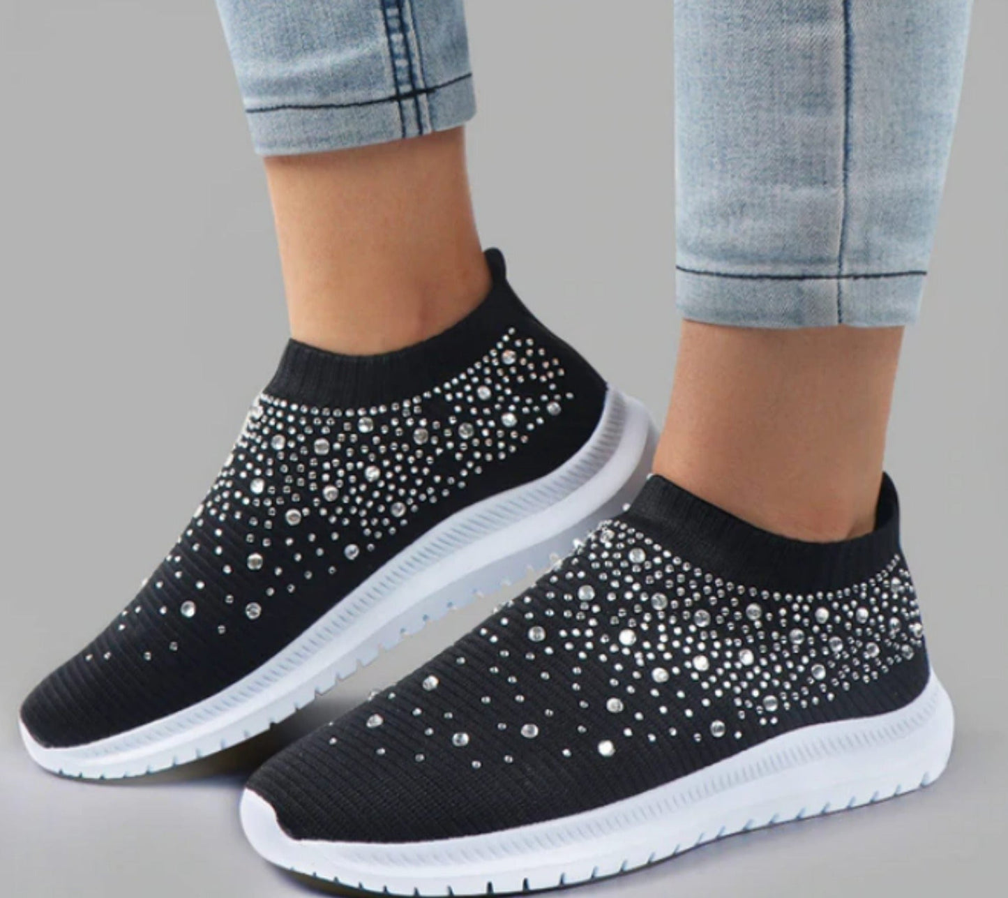 Schwarze Damen-Sneaker mit Strasssteinen, rutschfeste Sohle, modisch, bequem, Freizeit.