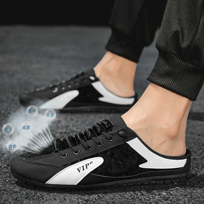 Schwarze Herren-Sneaker mit weißem Detail, flache Sohle, atmungsaktiv, Sommermode.