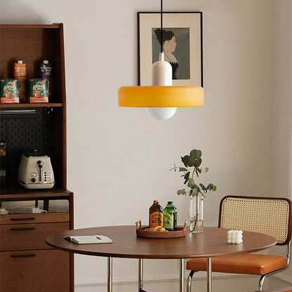 Moderne bunte Glas-Pendelleuchte, gelber Schirm, Esszimmer, stilvolles Innendesign.