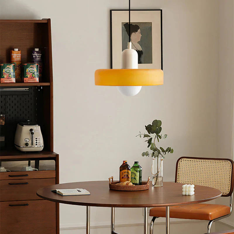 Moderne bunte Glas-Pendelleuchte, gelber Schirm, Esszimmer, skandinavisches Design.