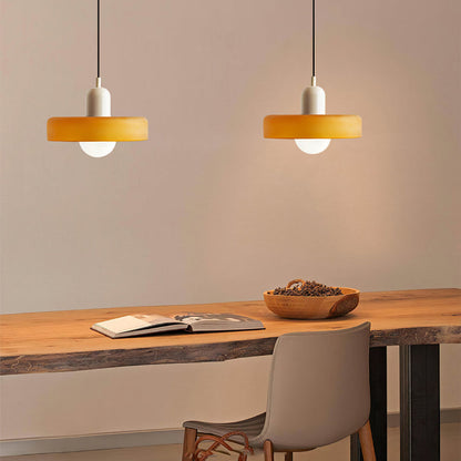 Moderne bunte Glas-Pendelleuchte, gelber Schirm, Esstisch, skandinavisches Design.