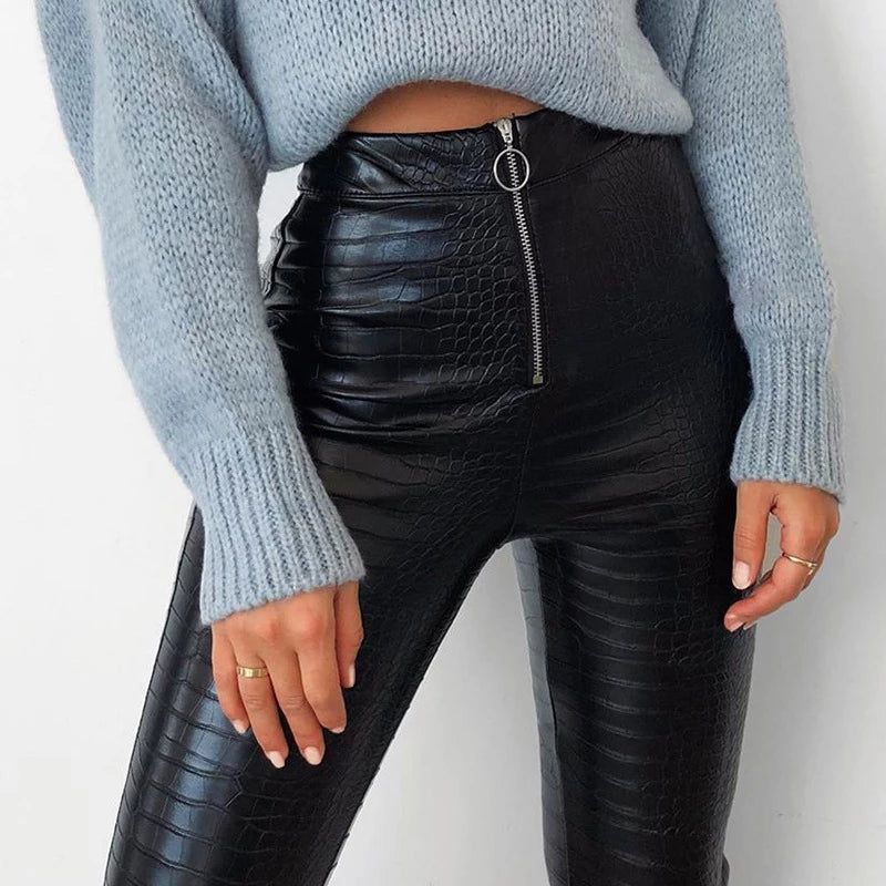 Damenhose aus schwarzem Leder mit Krokodilmuster, hoher Bund, Reißverschluss, modisch.