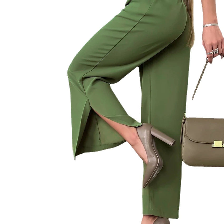 Grüne Damenhose mit weitem Bein, elegante Mode, kombiniert mit beigen High Heels und Tasche.