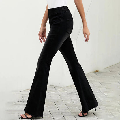 Frau in schwarzer Schlaghose, Vintage-Stil, hohe Taille, Knöpfe, modisch, Damenjeans.