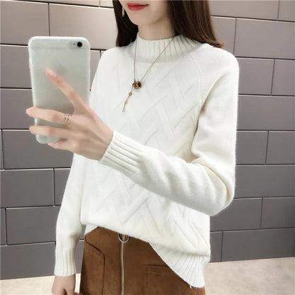 Frau in weißem Strickpullover mit hohem Kragen, Herbst-Winter-Mode, Selfie im Spiegel.