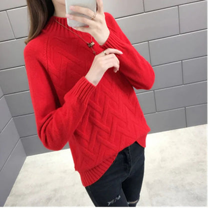 Frau trägt roten Strickpullover mit hohem Kragen, Wintermode, gemütlich, stilvoll.