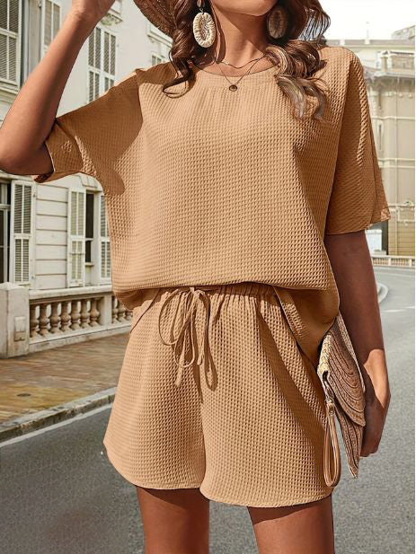 Lätt dammode för dagtid med topp och shorts – Ninae