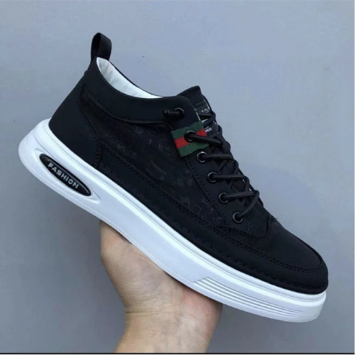 Schwarzer Sneaker mit weißer Sohle, Herrenmode, Freizeitschuh, modisches Design.