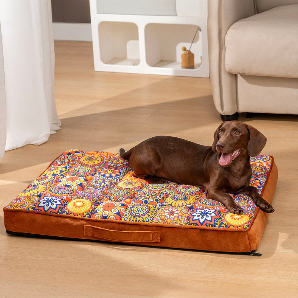 Braunes Hundebett, marokkanisches Design, orthopädisch, bequem, mit Dackel darauf liegend.
