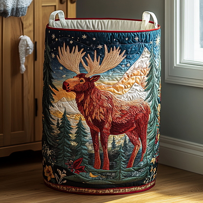 Hög vadderad korg med en älg med stora horn, berg, granar och stjärnor, med rött kantband och vita handtag. 9