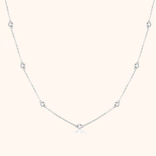 Silberkette mit runden Anhängern, elegantes Design, Schmuck für Damen, modisches Accessoire.