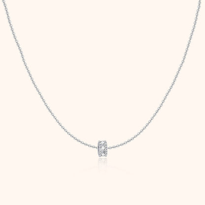 Silberne Halskette mit kleinem, funkelndem Anhänger, elegantes Schmuckdesign für Damen.