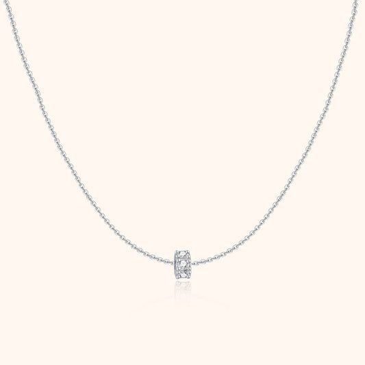 Silberne Halskette mit kleinem, funkelndem Anhänger, elegantes Schmuckdesign für Damen.