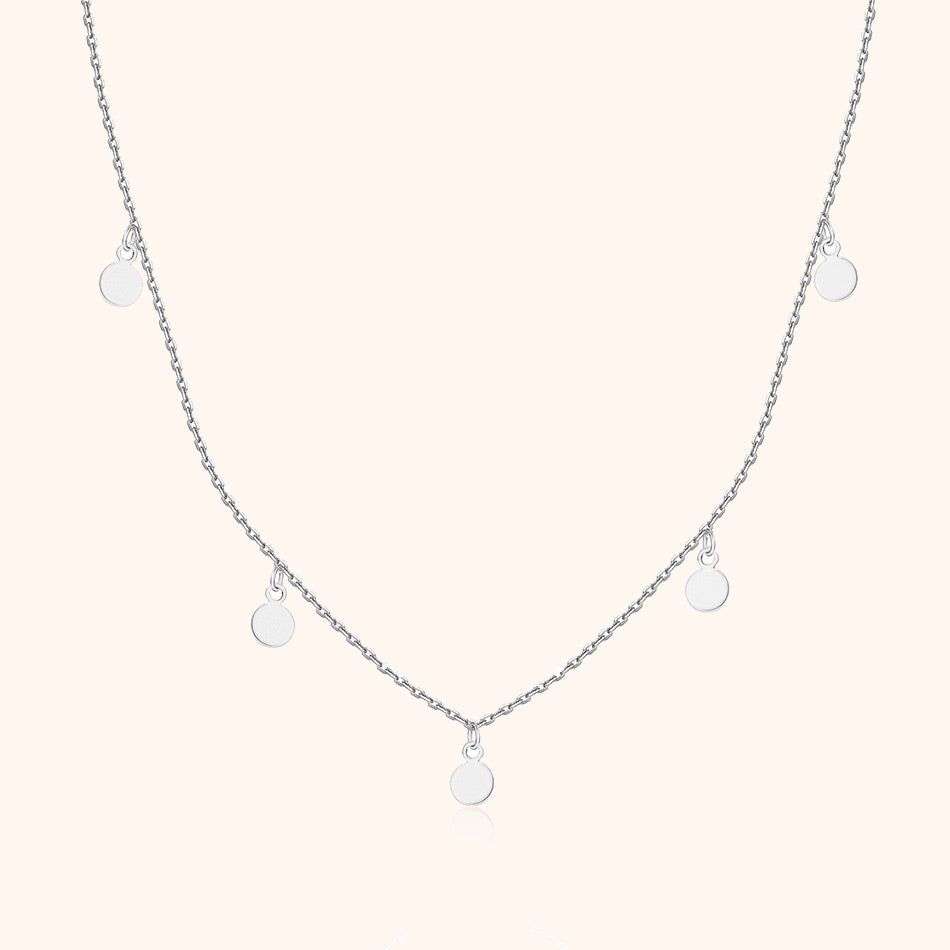 Silberne Halskette mit runden Anhängern, elegantes Schmuckdesign, Damenaccessoire.